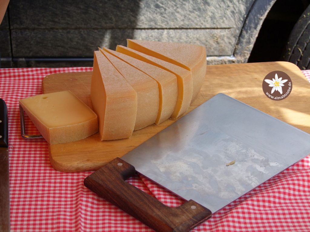 Almkäse beim Almabtrieb und Viehscheid